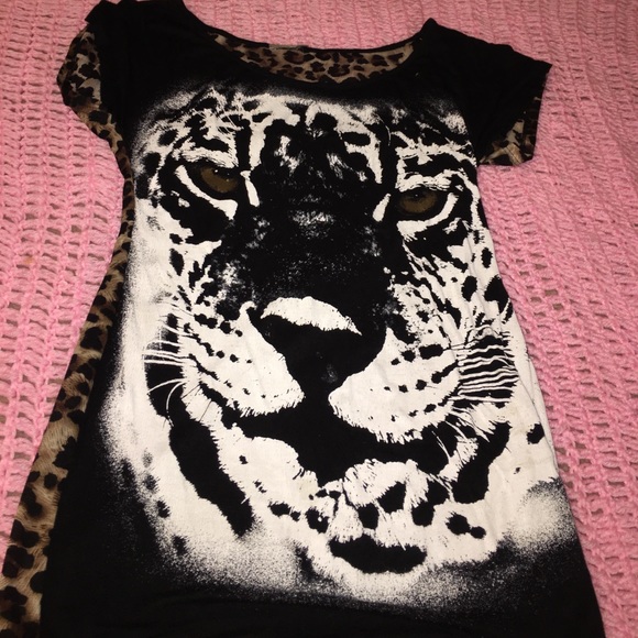 Tops - Black shirt with Cheetah on the front